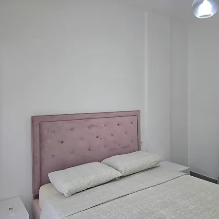 Stylish Retreat Near Cafes & Markets Apartment *
