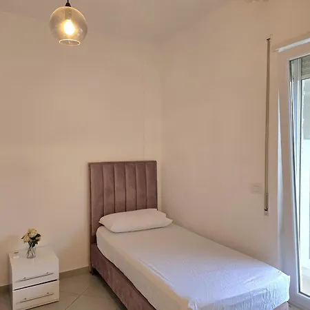 Stylish Retreat Near Cafes & Markets *
