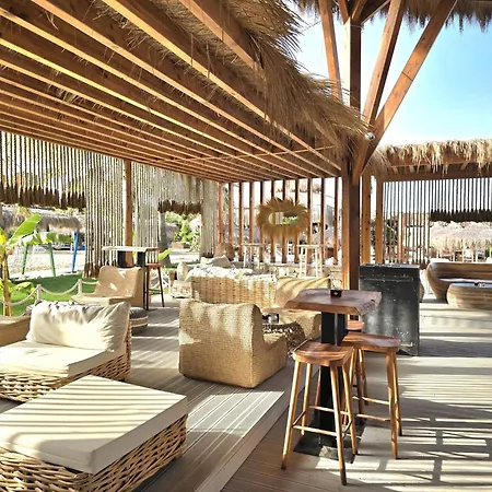 Stylish Retreat Near Cafes & Markets