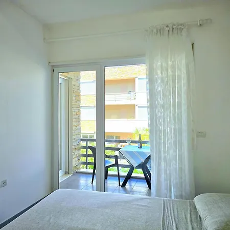 Stylish Retreat Near Cafes & Markets *
