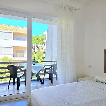 Apartment Stylish Retreat Near Cafes & Markets