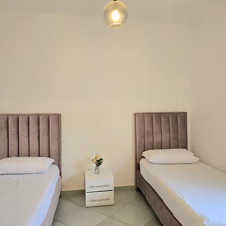 Stylish Retreat Near Cafes & Markets * Plazhi San Pietro