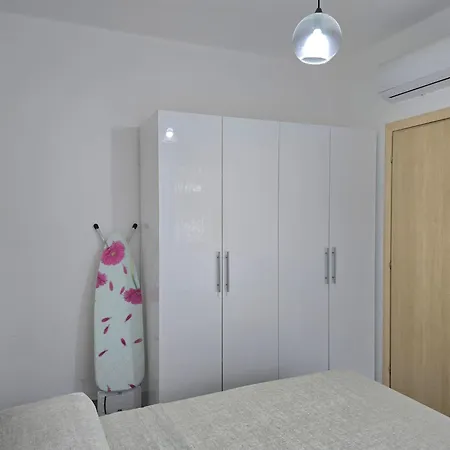 Stylish Retreat Near Cafes & Markets Apartment
