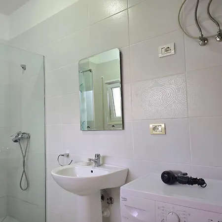 Stylish Retreat Near Cafes & Markets Apartment