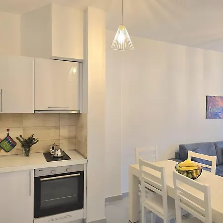 Apartment Stylish Retreat Near Cafes & Markets