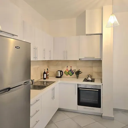 Apartment Stylish Retreat Near Cafes & Markets Plazhi San Pietro