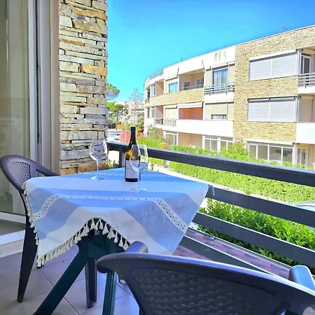 Stylish Retreat Near Cafes & Markets Apartment