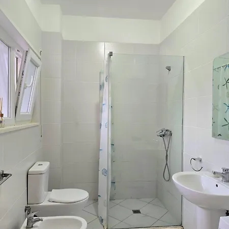 Stylish Retreat Near Cafes & Markets *
